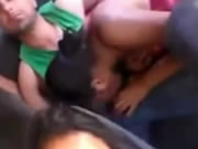 在度假的汽車里尋找刺激