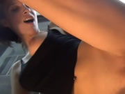 一對中歐情侶沐浴間沉迷於激情時間