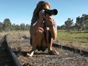 女攝影師野外拍照