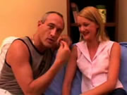 歐洲年輕女孩張開大腿3P两個老男人爆菊