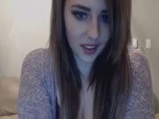 這個淫蕩的黑髮美女喜歡用最長的假陽具操她緊繃穴