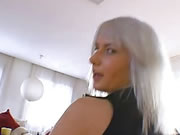 性感洋妞高潮後將精液射入她嘴裡