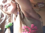 清純小乳鬼妹在電車上