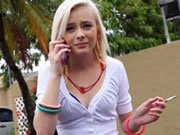 金髮妞陌生壯男搭便車做愛