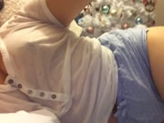 白色上衣撩起來小粉乳頭好想親一口水