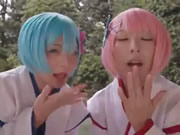 發情姊妹花阿部乃美紅＆麻里梨夏在戶外花園享受吹喇叭